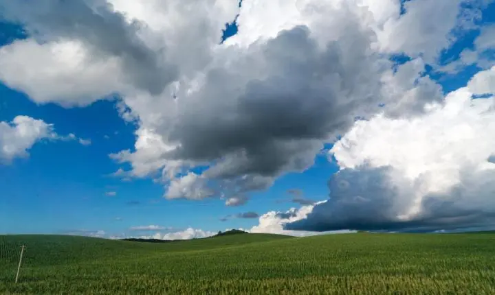Sol volta a aparecer entre nuvens no fim de semana e termômetros chegam aos 30 °C em SC