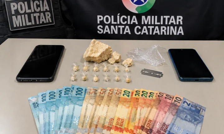 Suspeito de 26 anos é detido pela Polícia Militar com porções de crack