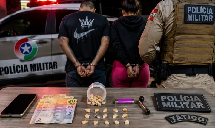 Tático da PM prende dois por tráfico de drogas em ponto de venda no bairro Passo Fundo, em Lages