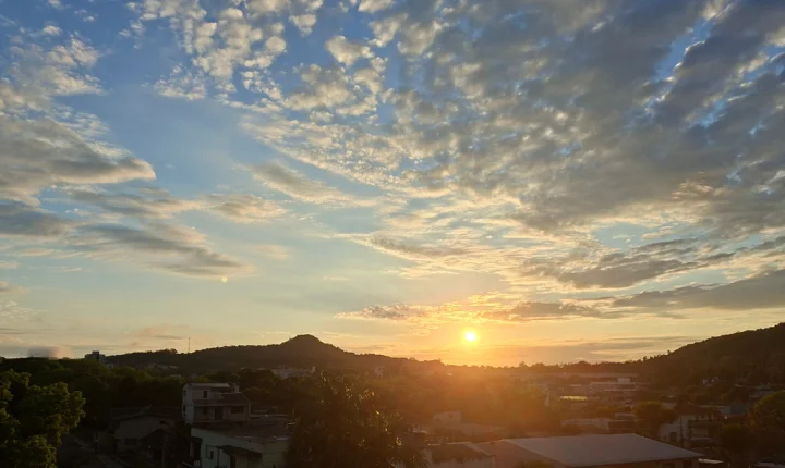 Tempo firme e sol marcam a sexta em SC; sábado terá calor e aproximação de nova frente fria