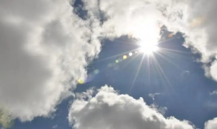 Tempo volta a firmar em Santa Catarina com predomínio de sol, calor acima de 30°C e alerta de mar agitado