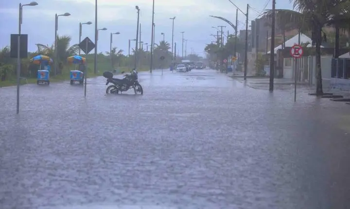 ⛈️ Temporais e ventos fortes colocam o litoral catarinense em alerta de alagamento