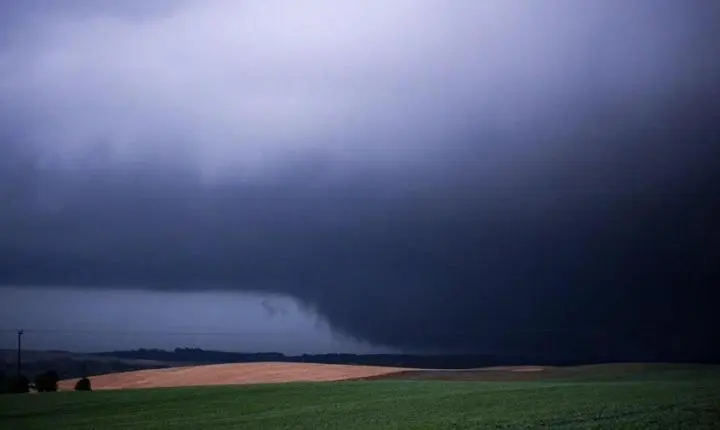 Tornado do tipo 'wedge' é registrado por caçadores de tempestades no Oeste de Santa Catarina