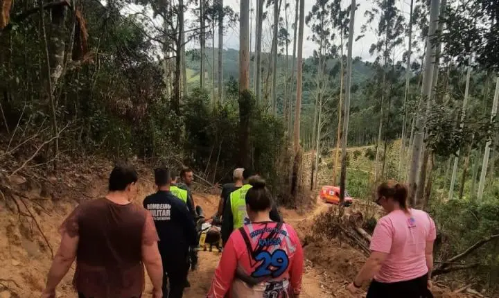 Trabalhador fica ferido ao ser atingido por tora de eucalipto no bairro Sernandim, em São Martinho