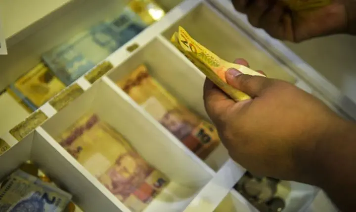 Trabalhadores nascidos em novembro e dezembro recebem abono salarial