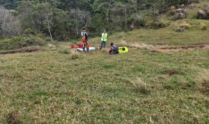 Trilheiro é resgatado pelos Bombeiros após colisão entre motos no Morro de Fátima em Armazém