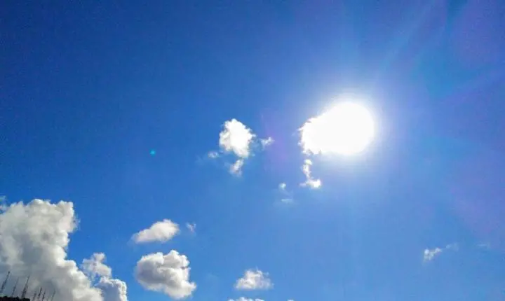 Ventania de até 90 km/h e calor atípico de 33°C marcam o fim de semana em Santa Catarina